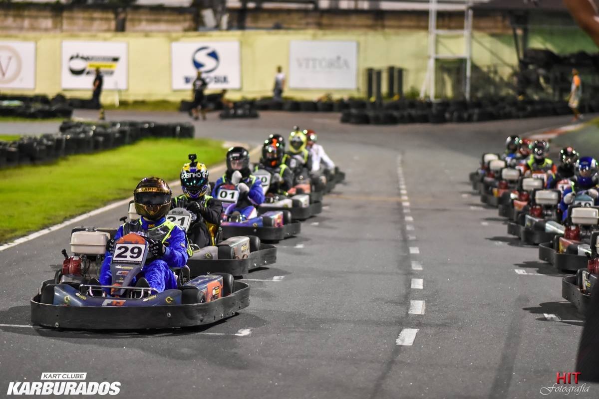 Raphael liderando no grid de largada