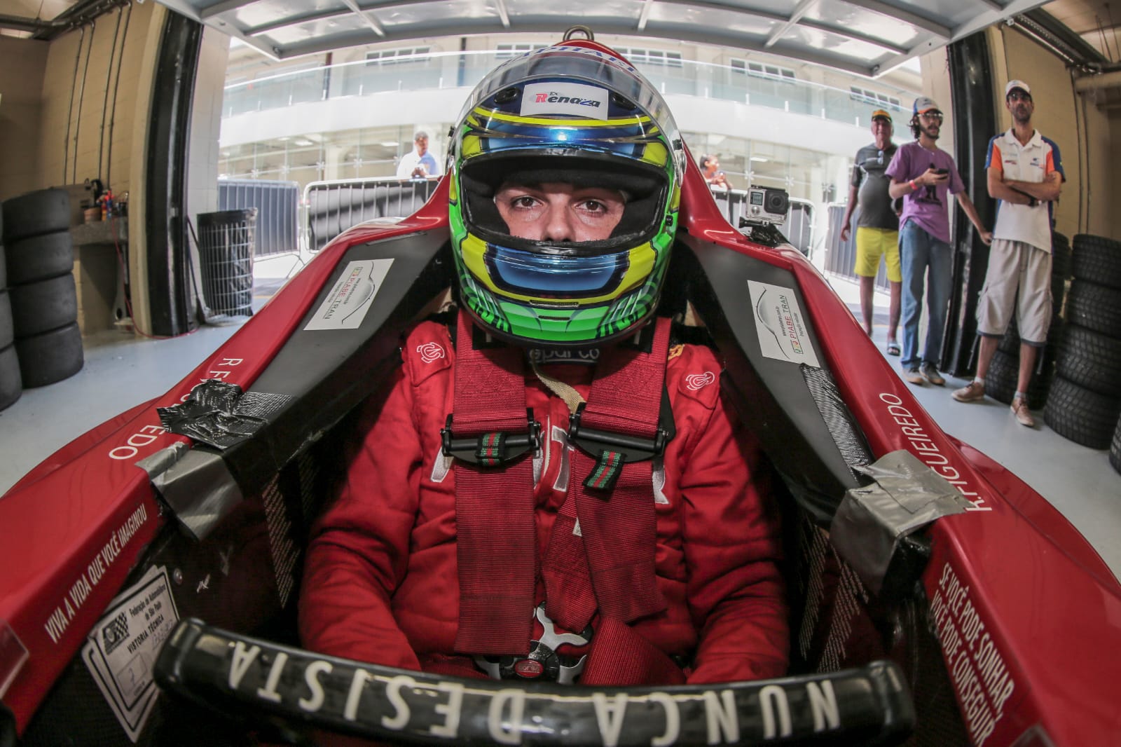 Raphael Figueiredo no cockpit pronto para corrida