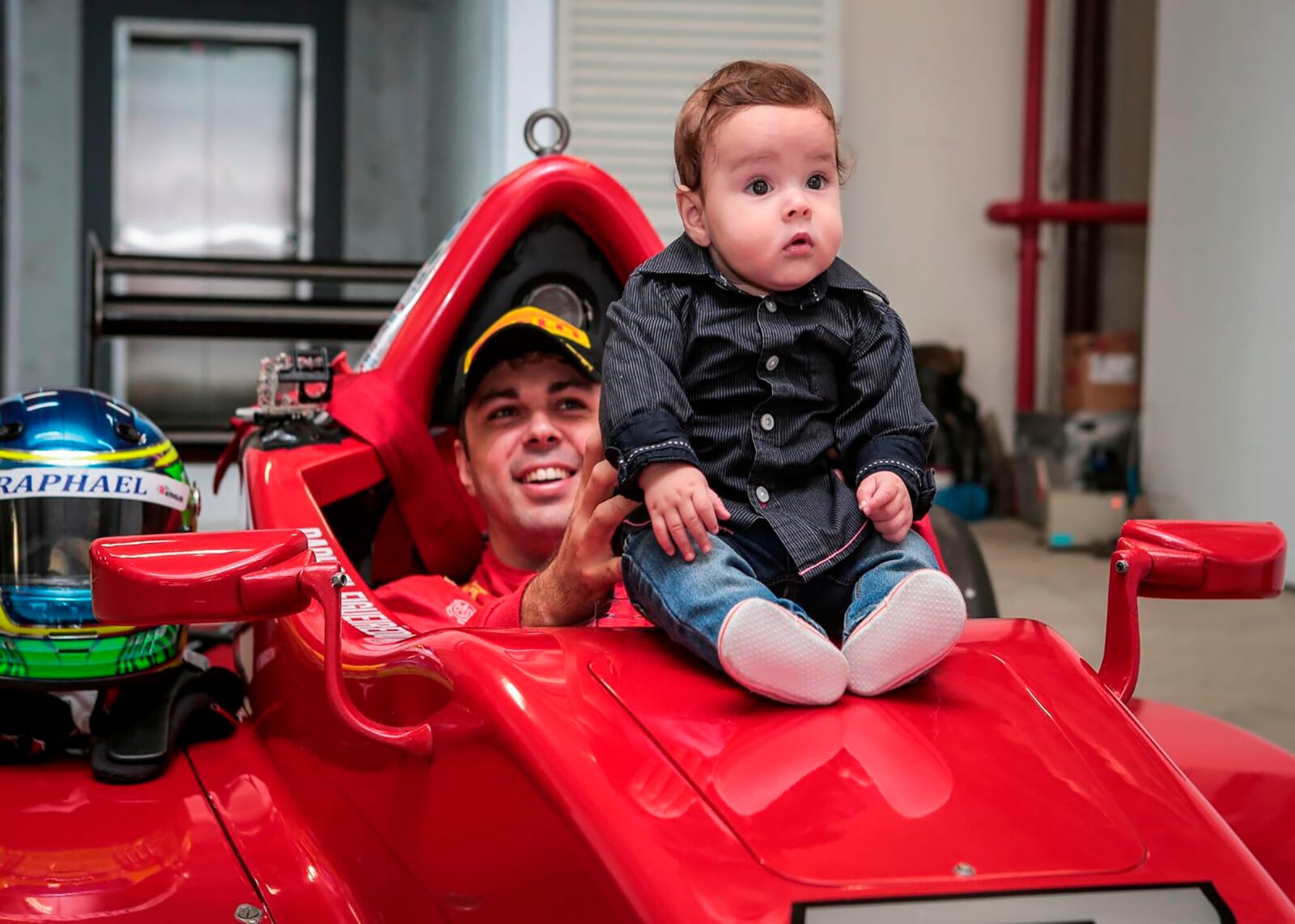 Raphael Figueiredo com Nathan no carro de formula